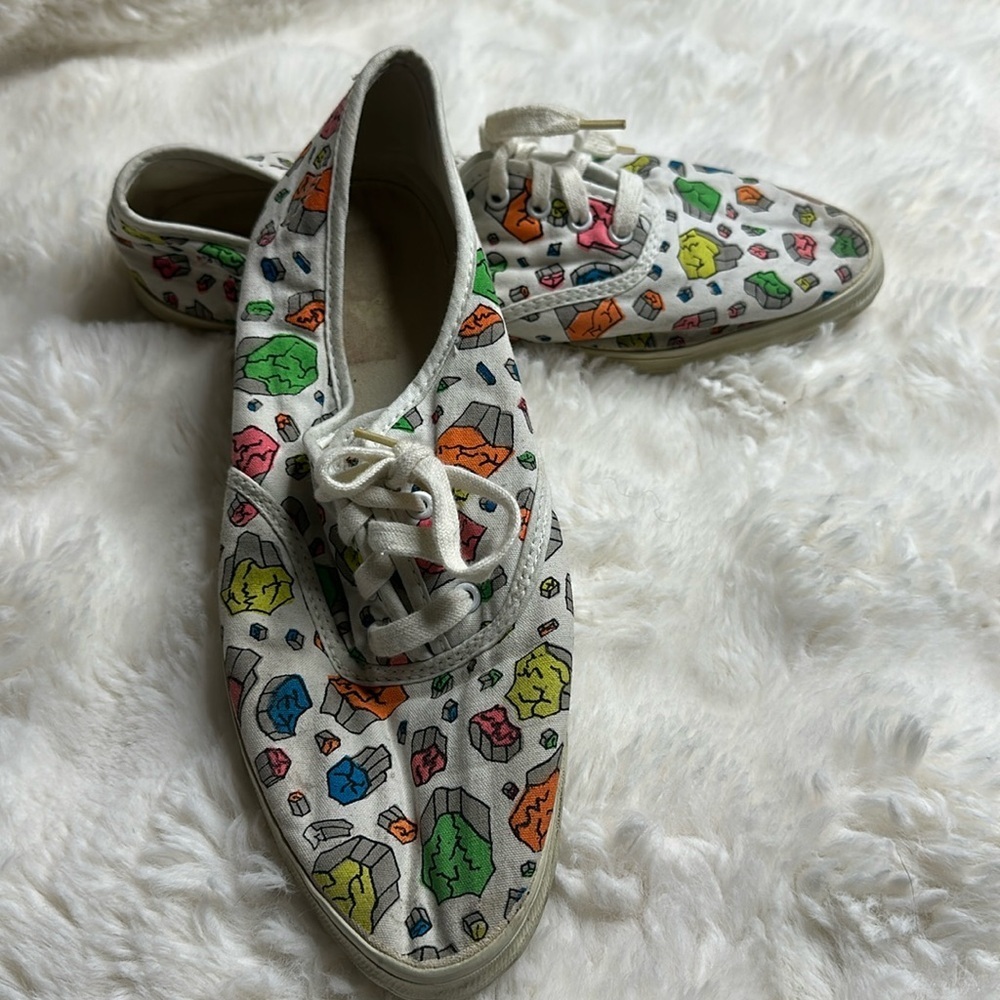Vintage 1980s running shoes with canvas neon abstract patterns Sz9